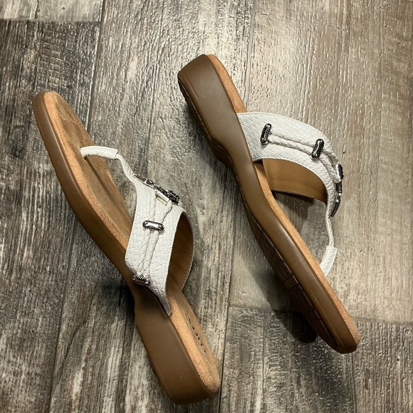 Cliffs by WHITE MOUNTAIN White and Tan Sandals Size 9.5 - Picture 7 of 12